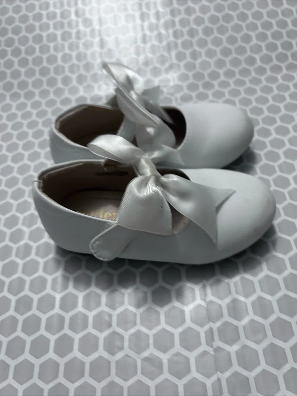 Kiderence White Girls' Satin Bow Mary Jane Dress Shoes. Size 7